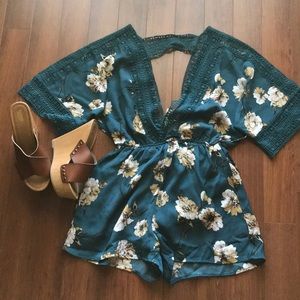 ⭐️ 💫 ✨HOST PICK⭐️💫✨ Floral romper